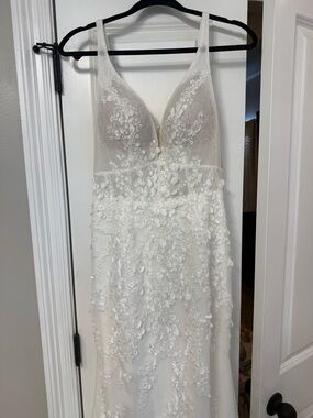 White Women's Lace Wedding Dress